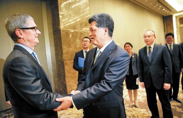 馬興瑞、市長(zhǎng)許勤會(huì)見了蘋果公司首席執(zhí)行官蒂姆·庫(kù)克一行